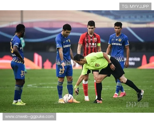 尼尔·马格尼断头台争议后逆转获胜，裁判判罚引热议